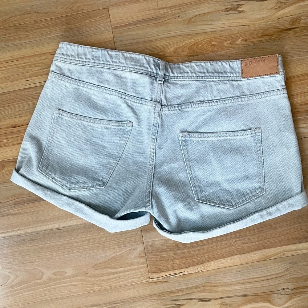 H&M skinny low waist white wash denim shorts